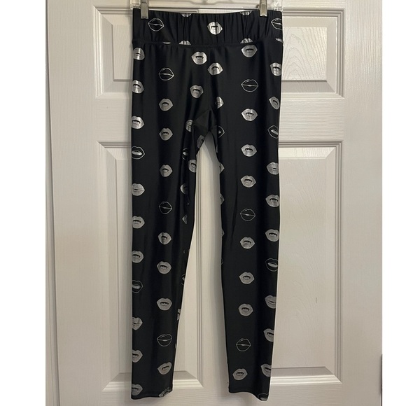 Terez Silver Lips Foil Leggings - Picture 7 of 7